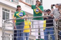 \"Não desistam do nosso país, continue orando!\", diz Michelle em manifestação