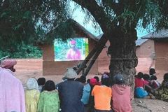 Missionários brasileiros evangelizam 100 mil pessoas com filme \"Jesus\" em Madagascar