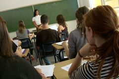 Professora é acusada de terrorismo por dizer \"Deus te ama\" a estudante lésbica