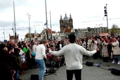 Turistas aceitam Jesus em evangelismo de rua em Amsterdã