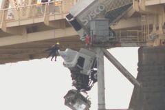 Motorista de caminhão pendurado em ponte é resgatada após orar com bombeiro