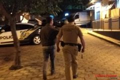 PM prende homem que gritou 'Ave, Maria’ em culto e derrubou bancos de igreja | Notícias Gospel