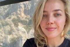 Influenciadora da Nova Era aceita Jesus após ver testemunhos de conversão no YouTube