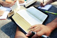 Segundo organização, 1 em cada 5 pessoas ainda não possui acesso à tradução da Bíblia | Notícias Gospel