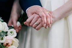 Pessoas casadas têm maior bem-estar do que solteiros e divorciados, mostra pesquisa