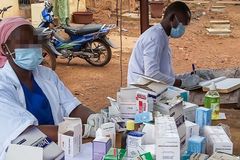 Médicos evangelizam e distribuem Bíblias a presos na África: ‘A atmosfera mudou’