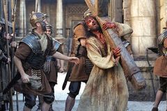 Médico detalha dores enfrentadas por Jesus na crucificação na perspectiva clínica