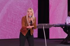 Tradutores da Bíblia diminuíram mulheres, acusa pastora