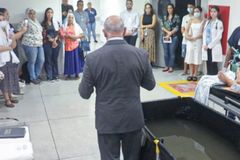 Paciente terminal é batizado em piscina improvisada dentro de hospital no MS