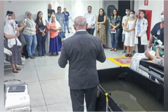 Hospital atende paciente terminal e improvisa tanque para batismo