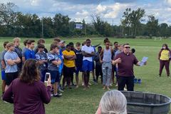 Técnico promove batismo improvisado para salvar jogadores de futebol