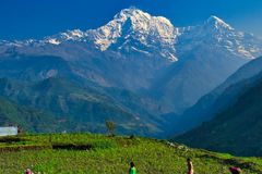 Missão envia Bíblias em áudio carregadas por energia solar a aldeia isolada no Himalaia