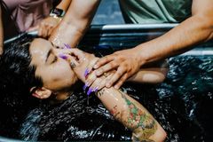 Evangelistas batizam centenas de universitários em carrocerias de picapes, nos EUA