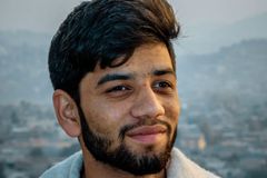 Muçulmano aceita Jesus após ler versículo na parede de vizinho: \"Encontrei a Verdade\"