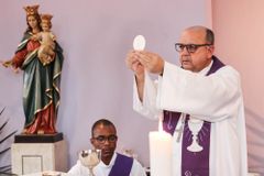 Padre acusa bispo de estupro, admitindo que 'a igreja foi omissa'