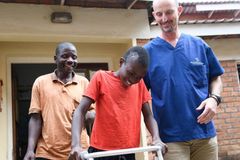 Cirurgiões levam pacientes a Jesus no Malawi: ‘Deus trabalha através de nós’