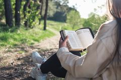 Leitura bíblica cresce entre jovens e muda suas vidas, diz pesquisa
