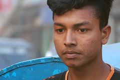 Humilhação: Adolescente cristão é amarrado nu em árvore por muçulmanos radicais