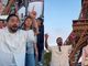 Yudi evangeliza em frente à Torre Eiffel em Paris: \"Jesus vive\"