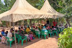 Missionária prega em tenda com leprosos e os leva a Jesus