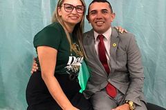 Viciada é libertada após oração de cristãs e se torna evangelista em favelas