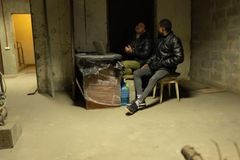 ‘Estamos traduzindo a Bíblia em abrigos antiaéreos’, diz cristão na Ucrânia