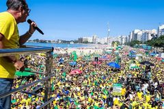 Multidão clama pelo Brasil e ora o ‘Pai Nosso’ em manifestação no Rio