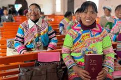Após 100 anos de espera, comunidade na China recebe Bíblia traduzida pela 1ª vez