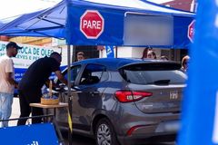 Igreja realiza drive-thru de oração e recebe testemunhos de milagres