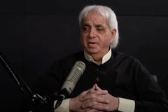 Benny Hinn admite que fez profecias que não vieram de Deus