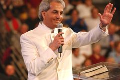 Benny Hinn fala sobre a restauração de seu casamento e diz: \"aprendi o perigo da unção\"