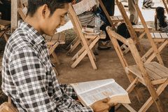 Jovem é perseguido pelo pai após abandonar o Islã para seguir Jesus, na Indonésia