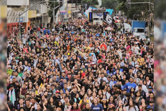 Marcha para Jesus reúne milhares de pessoas nas ruas de Curitiba