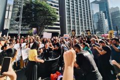 Batismo na Avenida Paulista: mais de 50 fiéis confessam Jesus