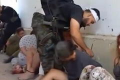 Famílias de reféns divulgam vídeo das 5 jovens sequestradas pelo Hamas