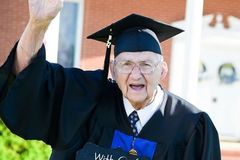 \"Sou prova viva de que você não tem desculpas\", diz pastor que se formou aos 88 anos