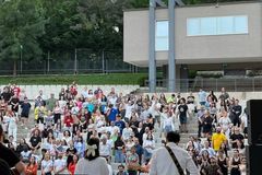 Mais de 800 cristãos se reúnem ao ar livre para celebrar Pentecostes, na Albânia