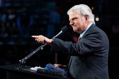 Inglaterra: 8 mil pessoas ouvem pregação de Franklin Graham