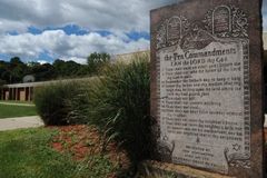 Grupo ateísta volta a reivindicar a remoção de placa com os Dez Mandamentos, nos EUA