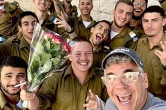 Casal líder de louvor toca músicas de adoração em zona de guerra em Israel