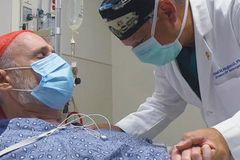 Paciente se entrega a Jesus após receber oração de médico em cirurgia