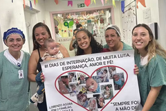 Enfermeiras cantam louvor em alta de bebê após vencer meningite grave: ‘Foi a mão de Deus’