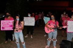 Grupo de mulheres faz louvor em frente a hospital do Paraná