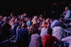 Jovens que deixam a igreja não voltam quando envelhecem, diz estudo