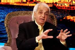 Benny Hinn desiste de abandonar teologia da prosperidade