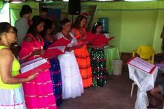 Missionário distribui livros evangelísticos a ciganos e vê grupo se converter, na Bahia