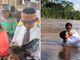 Missionários levam indígenas ao batismo na Amazônia peruana