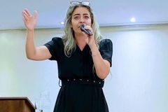 Cantora gospel é atingida durante tiroteio após sair da igreja, em Goiânia