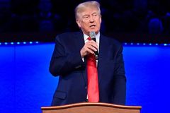 \"EUA têm um Salvador, e não sou eu\", diz Trump ao apontar Jesus em culto de Natal