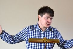 Jovem autista que dá palestras testemunha superação através "da fé e das orações" | Notícias Gospel